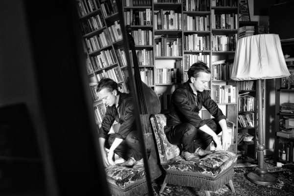 Peter Christof vor der Bücherwand